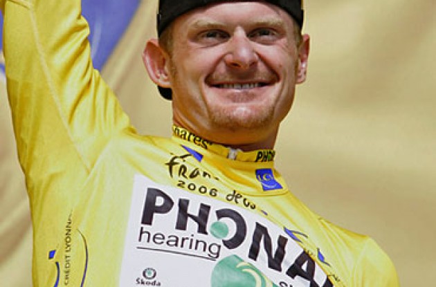 Floyd Landis (Phonak Hearing Systems - iShares). Photo copyright Ben Ross/Roadcycling.com/<A HREF="http://www.benrossphotography.com" TARGET=_BLANK>www.benrossphotography.com</A>.