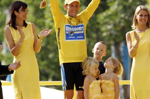 Lance Armstrong with family. Photo copyright Roadcycling.com/<A HREF="http://www.benrossphotography.com" TARGET="_BLANK">Ben Ross Photography</A>.