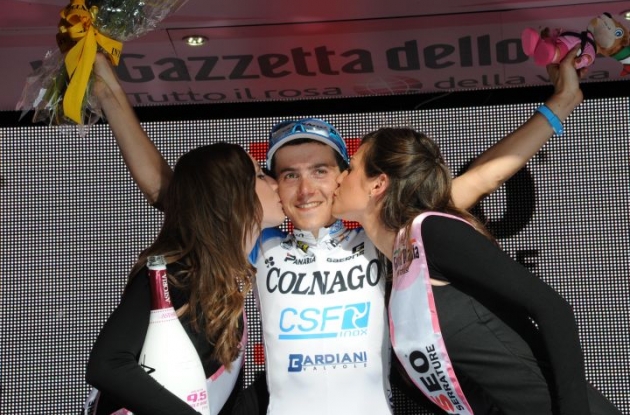 Domenico Pozzovivo receives his reward from the podium babes on the podium. Photo Fotoreporter Sirotti.