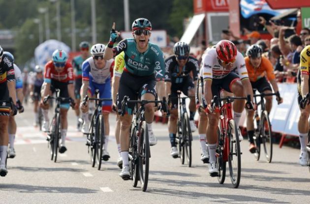 Sam Bennett (Bora-Hansgrohe) beat Mads Pedersen (Trek-Segafredo) in stage 2 of Vuelta a Espana 2022
