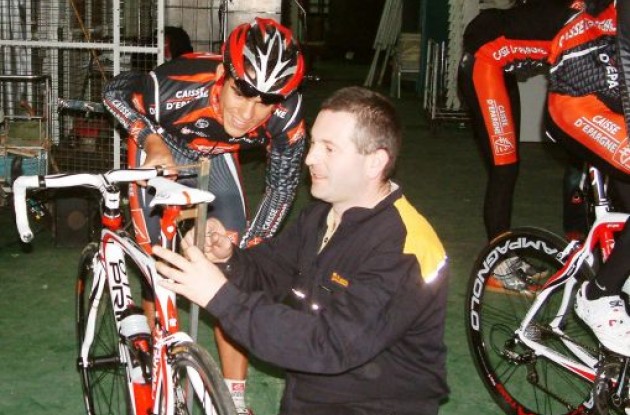 Amador gets his bike fit optimized by Team Caisse d'Epargne mechanic Fernando.