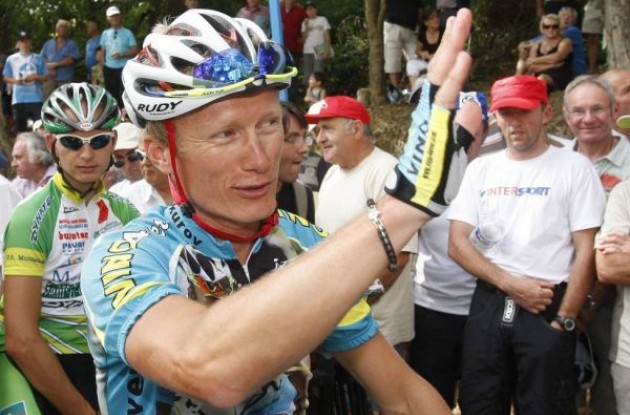 Alexander Vinokourov of Kazakhstan, who was sacked from the Astana team after he tested positive for blood doping in the 2007 Tour de France, waves to supporters as he returns to cycling after a two-year doping ban at Castillon la Bataille, August 4, 2009. Reuters.
