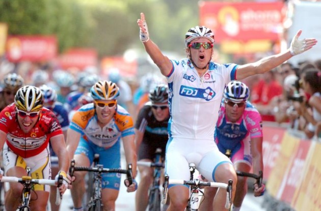 Yauheni Hutarovich (Team FDJeux) wins stage 2 of the 2010 Vuelta a Espana ahead of Mark Cavendish (Team HTC-Columbia). Photo copyright Fotoreporter Sirotti.