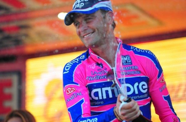 A proud Alessandro Petacchi celebrates his stage win on the Giro podium. Photo Fotoreporter Sirotti.