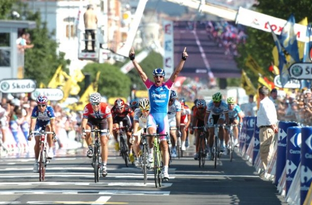 Alessandro Petacchi (Team Lampre) wins stage 1 of the 2010 Tour de France. Photo copyright Fotoreporter Sirotti.
