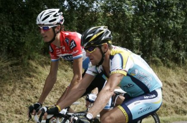 Andy Schleck and Lance Armstrong having a long chat. Photo copyright Fotoreporter Sirotti.