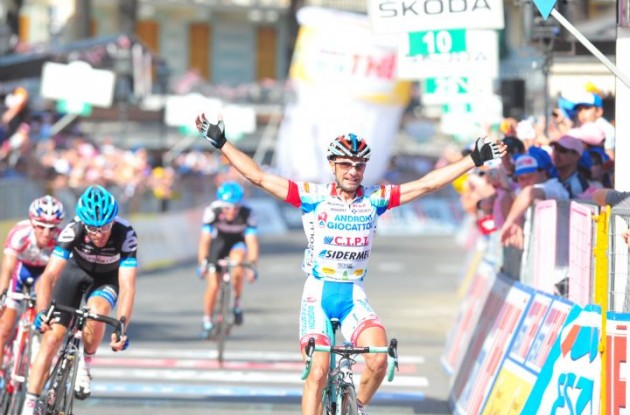 Angel Vicioso wins stage 3 ahead of David Millar who takes the overall lead in the 2011 Giro d'Italia. Photo Fotoreporter Sirotti.