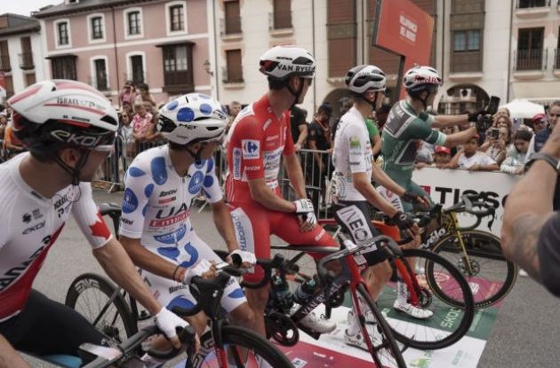 Ben O'Connor and other riders at the start of stage 14