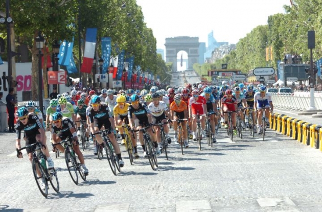 Team Sky Procycling's Bradley Wiggins reaches the Champs Elysees in Paris wearing the yellow jersey. Photo Fotoreporter Sirotti.