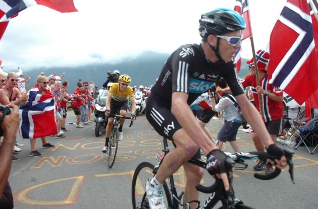 Christopher Froome leads Bradley Wiggins up the climb. Photo Fotoreporter Sirotti.
