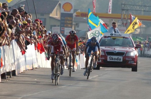 Matti Breschel, Alejandro Valverde and Damiano Cunego sprint. Photo copyright Fotoreporter Sirotti.