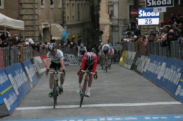 Cadel Evans and Stefano Garzelli sprint. Photo copyright Fotoreporter Sirotti.