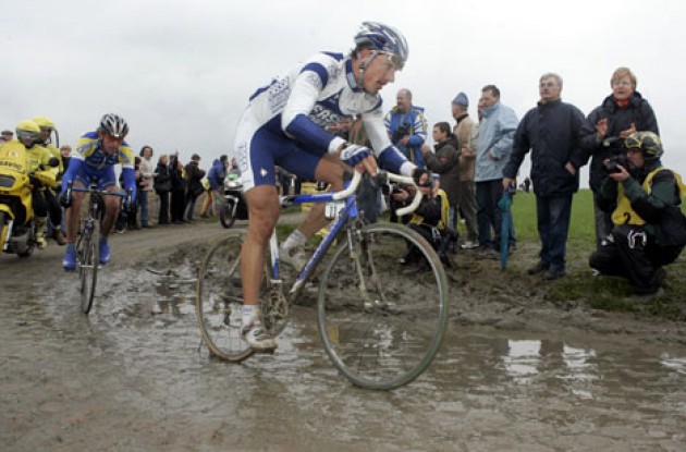 Cancellara tests the mud-clearance capabilities of the Dogma FP-Cross. Photo copyright Roadcycling.com.