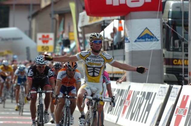 Mark Cavendish (Team Columbia-Highroad) takes the stage win ahead of Freire (Team Rabobank) and Hushovd (Cervelo TestTeam). Photo copyright Fotoreporter Sirotti.