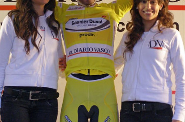 Cobo (Saunier Doval) on the podium with the Basque podium girls.
