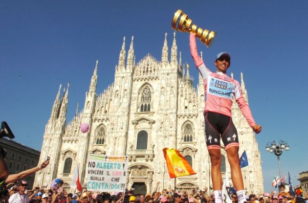 Alberto Contador raises the Giro d'Italia trophy. Photo Fotoreporter Sirotti.