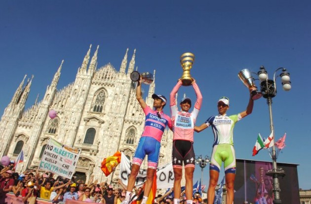 Contador, Scarponi and Nibali on the podium in Milano. Photo Fotoreporter Sirotti.