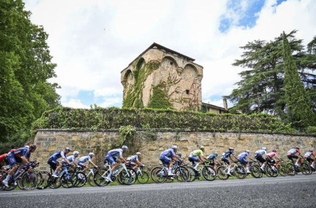 Cyclists next to historic architecture in Rioja