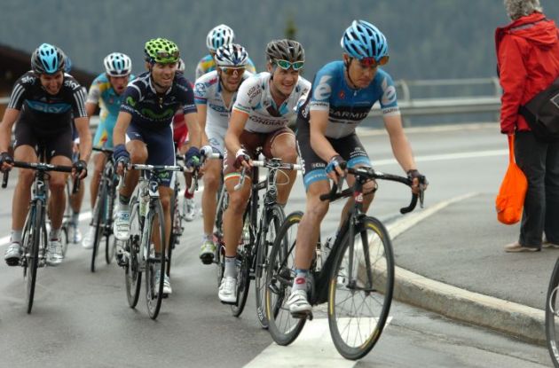 The Tom Danielson, Nicolas Roche and Alejandro Valverde group tries to minimize the gap. Photo Fotoreporter Sirotti.
