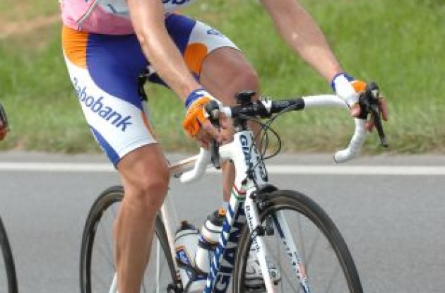Denis Menchov (Rabobank) trying to look pretty in pink .. and orange. Photo copyright Fotoreporter Sirotti.