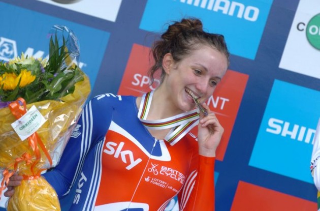 Great Britain's Elinor Barker bites her silver medal while looking charming and happy. Photo Fotoreporter Sirotti.