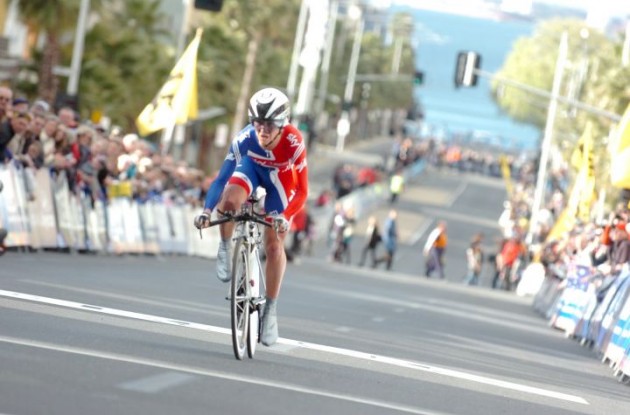 Emma Pooley on her way to a great victory. Photo Fotoreporter Sirotti.