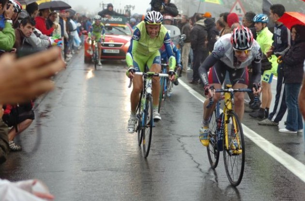 Evans and Basso combat the rain. Photo copyright Fotoreporter Sirotti.