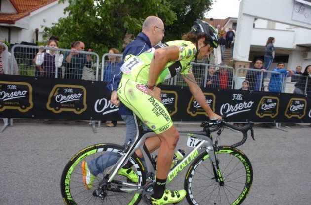 Filippo Pozzato after his crash in the final meters of today's Giro stage. Photo Fotoreporter Sirotti.
