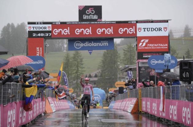 Tadej Pogacar wins stage 16 of Giro d'Italia 2024 and shows five fingers for his fifth stage win