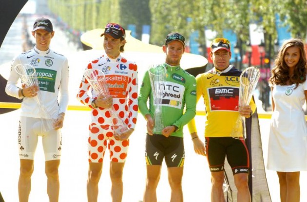 The four competition jerseys celebrated on the podium along with a bit of eye-candy for our readers. Photo Fotoreporter Sirotti.