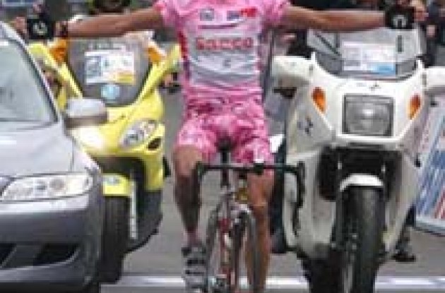 Gilberto Simoni. Can he win both the Giro d'Italia and the Tour de France? Photo copyright Fotoreporter Sirotti.