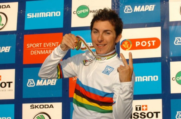 Italy's Giorgia Bronzini shows her gold medal. Photo Fotoreporter Sirotti.