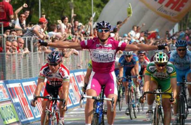Petacchi gets his win number six in this year's Giro. Is there any energy left in his legs for the following stages? Stay tuned to Roadcycling.com to find out! Photo copyright Fotoreporter Sirotti.