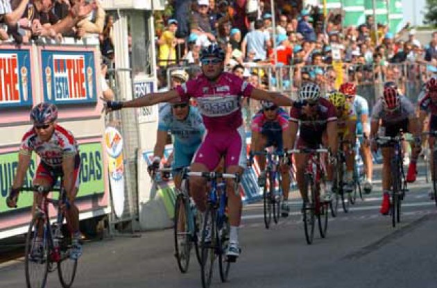 Petacchi crosses the finish line to take his 8th win in this year's Giro. Photo copyright Fotoreporter Sirotti.