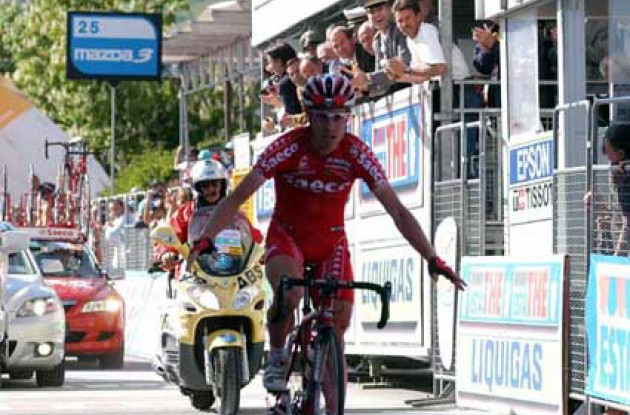Cunego crosses the finish line regaining the overall lead in the 2004 Giro d'Italia. Where's Simoni? Photo copyright Fotoreporter Sirotti.