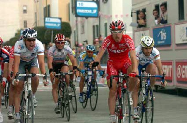 Cunego takes the win ahead of McGee and co. Photo copyright Fotoreporter Sirotti.