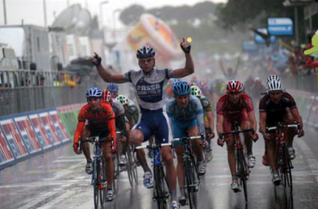 Petacchi takes his third win in this year's Giro d'Italia. Photo copyright Fotoreporter Sirotti.