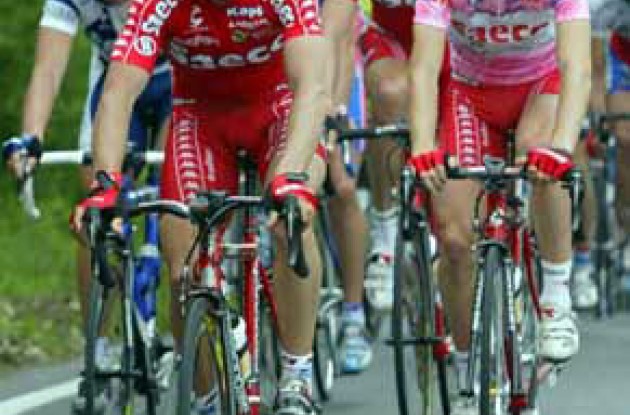 Simoni (left) and Cunego - on the way to a leadership battle? Photo copyright Fotoreporter Sirotti.