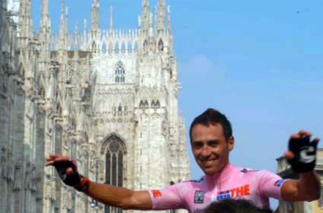 Simoni in front of the cathedral in Milan. Photo copyright Fotoreporter Sirotti.