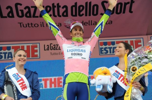 Ivan Basso is pretty in pink. Photo copyright Fotoreporter Sirotti.