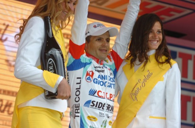 Jose Rujano celebrates his fabulous stage win with the podium girls. Photo Fotoreporter Sirotti.