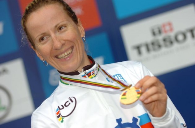 World Champion Judith Arndt of Germany with her well-deserved gold medal. Photo Fotoreporter Sirotti.