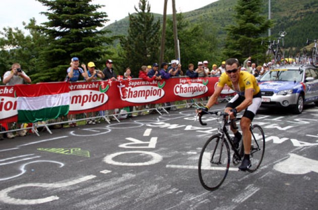 Lance arrives and looks around at top of Alpe d'Huez for Tony and Channing. Photo copyright Roadcycling.com.