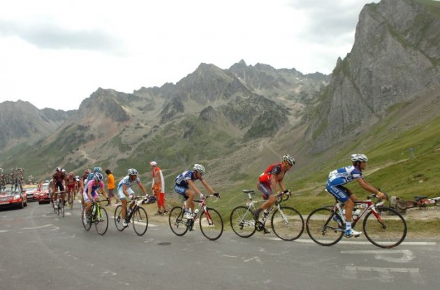 Carlos Barredo, Lance Armstrong, Damiano Cunego, Chris Horner, Ignatas Konovalovas and others climb. Photo copyright Fotoreporter Sirotti.