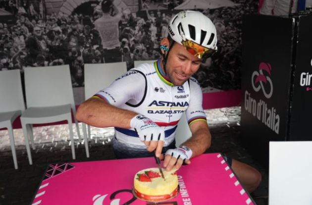 Mark Cavendish celebrates his birthday before the start of stage 15 of Giro d'Italia 2023