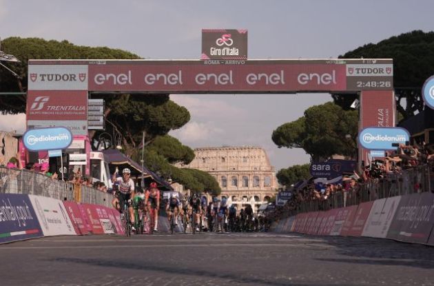 Mark Cavendish wins stage 21 of Giro d'Italia 2023