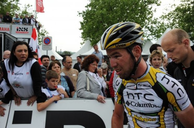 Mark Cavendish after the crash. Photo copyright Fotoreporter Sirotti.