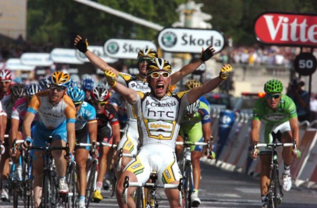 Mark Cavendish (Team Columbia-HTC) wins. Photo copyright Fotoreporter Sirotti.