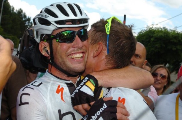 Mark Cavendish hugs teammate Tony Martin in joy after his stage win. Photo Fotoreporter Sirotti.