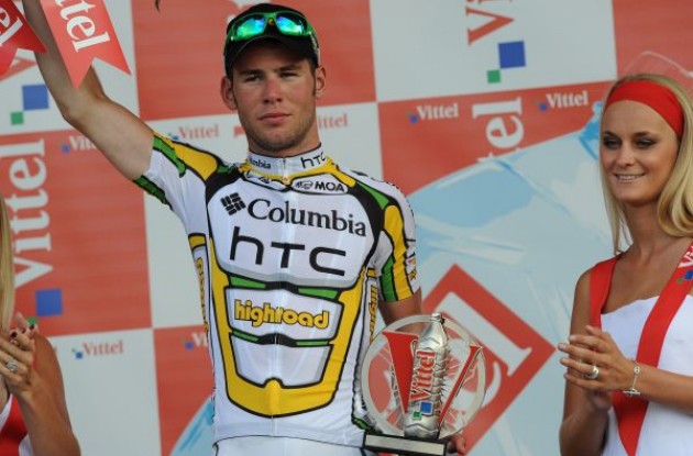 Mark Cavendish on the podium with one of the bautiful podium girls of the Tour de France 2009. Photo copyright Fotoreporter Sirotti.